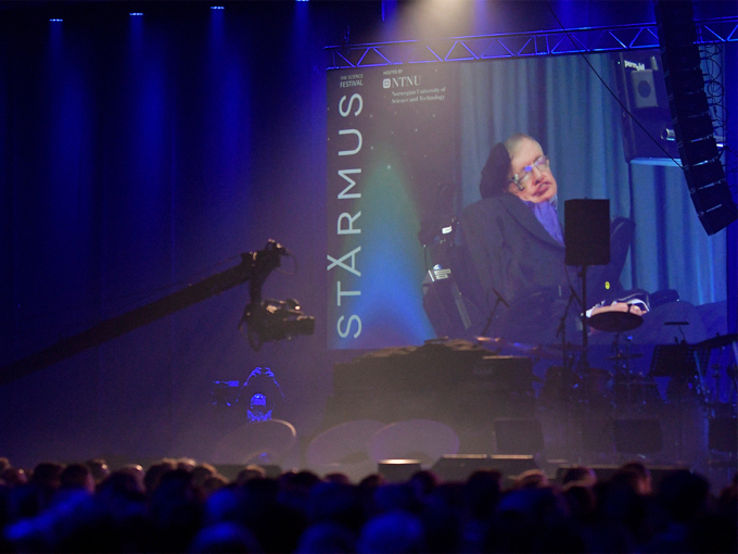 Stephen Hawking holdt foredrag over satellitt til 3 500 i Trondheim Spektrum. Foto: Ole Martin Wold / NTB scanpix